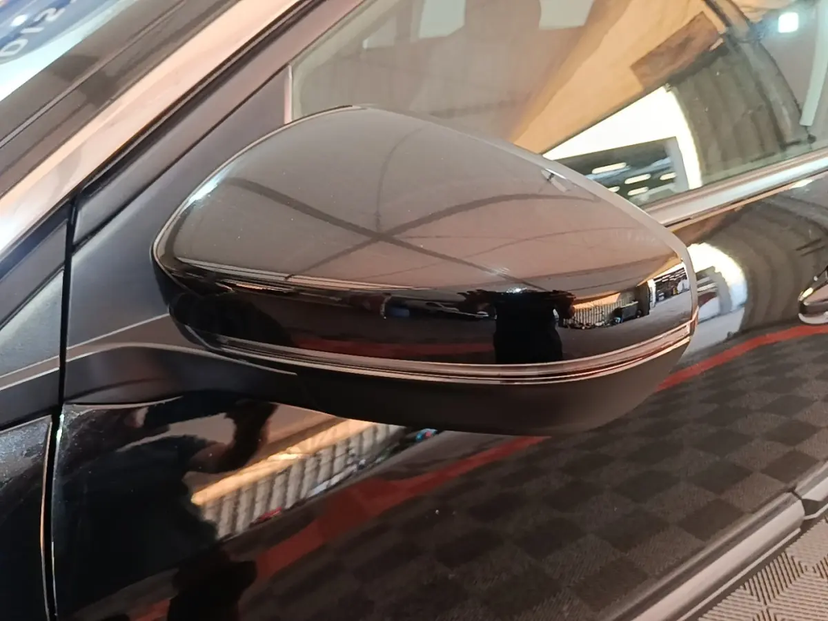 Rétroviseur côté gauche noir brillant du Peugeot 5008 BlueHDi 130 S&S Allure Business 2018 en gros plan.