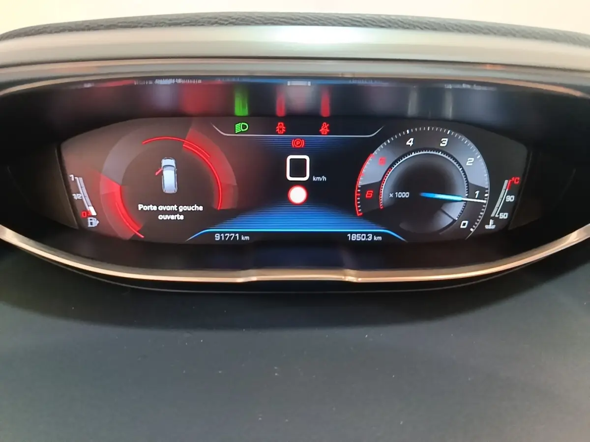 Affichage numérique du tableau de bord Peugeot 5008 2018 avec alerte porte avant gauche ouverte et compteurs en rouge et bleu.