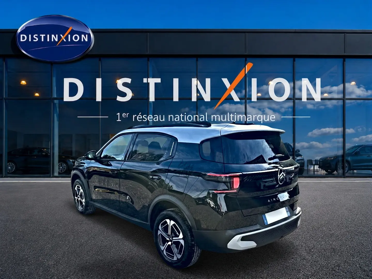 Vue 3/4 arrière droite du Citroën C3 Aircross noir 2026 avec toit clair et jantes alu distinctives.