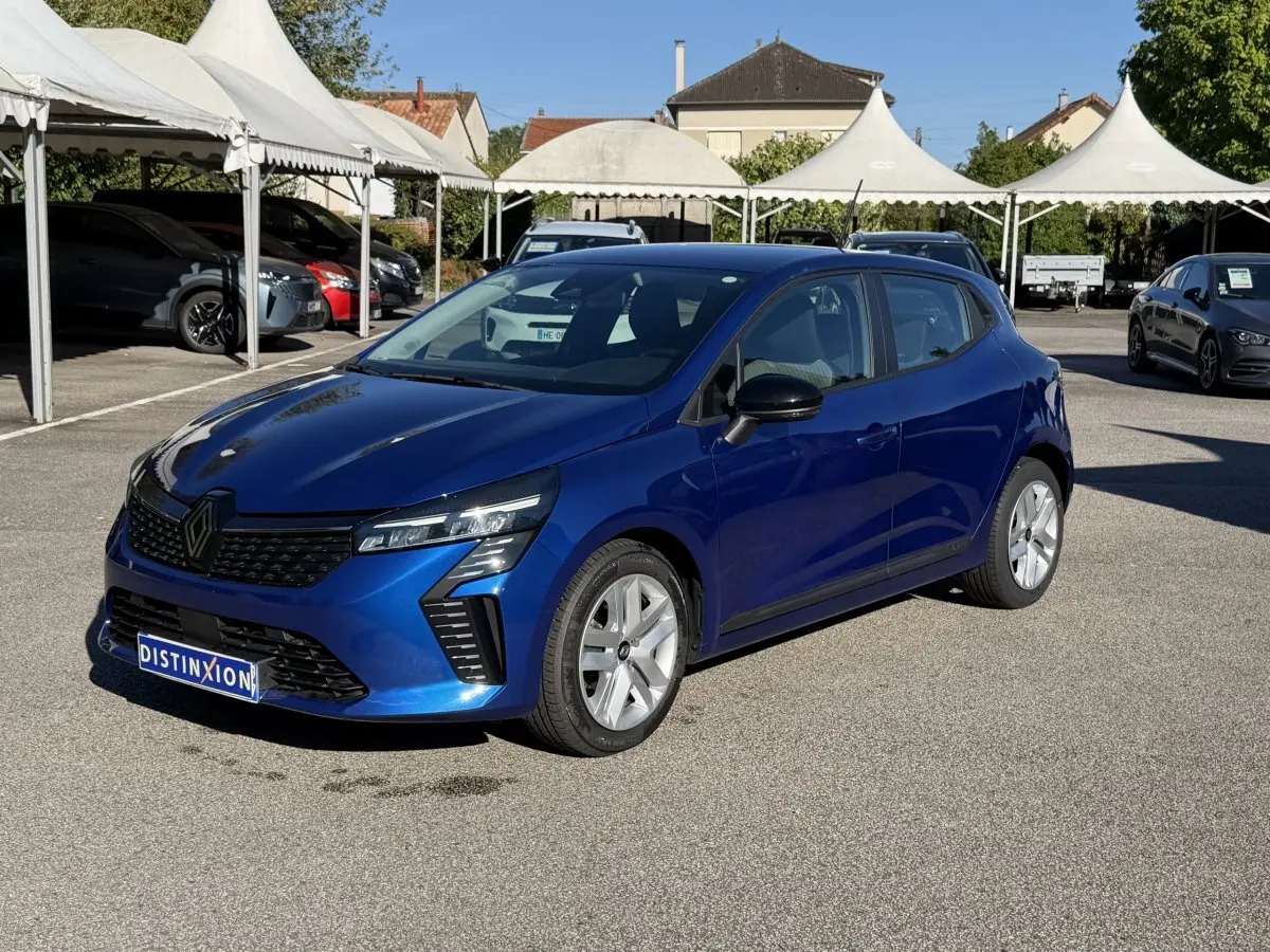 Renault Clio Evolution TCe 90 bleu vue 3/4 avant droit, avec feux LED et calandre noire distinctive.