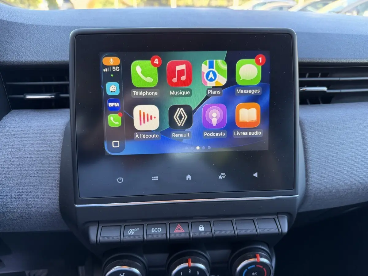 Écran tactile central de la Renault Clio Evolution TCe 90 2024 affichant l’interface Apple CarPlay.