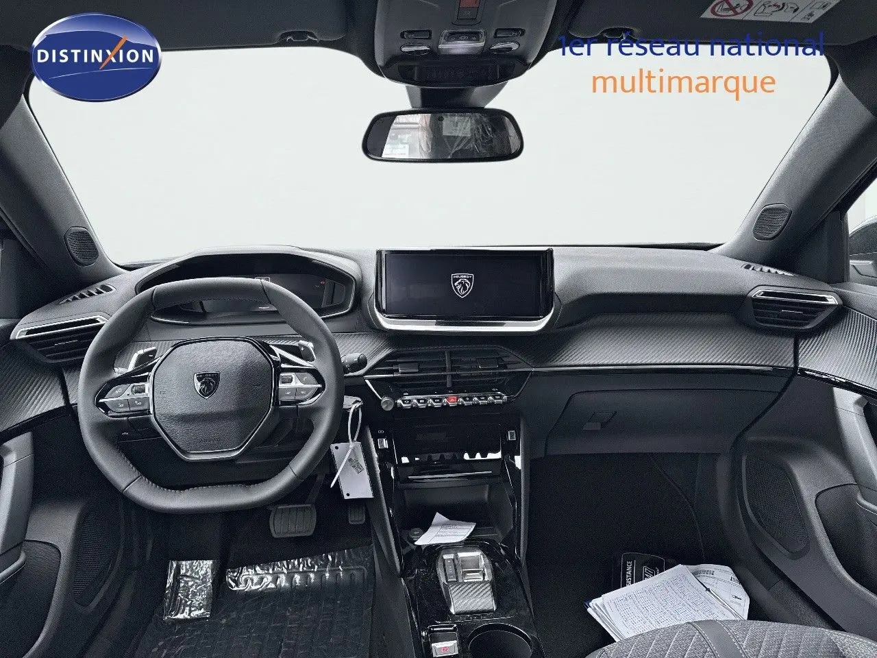 Vue intérieure frontale du tableau de bord et volant noir de la Peugeot 2008 Hybrid 136ch Allure 2025.