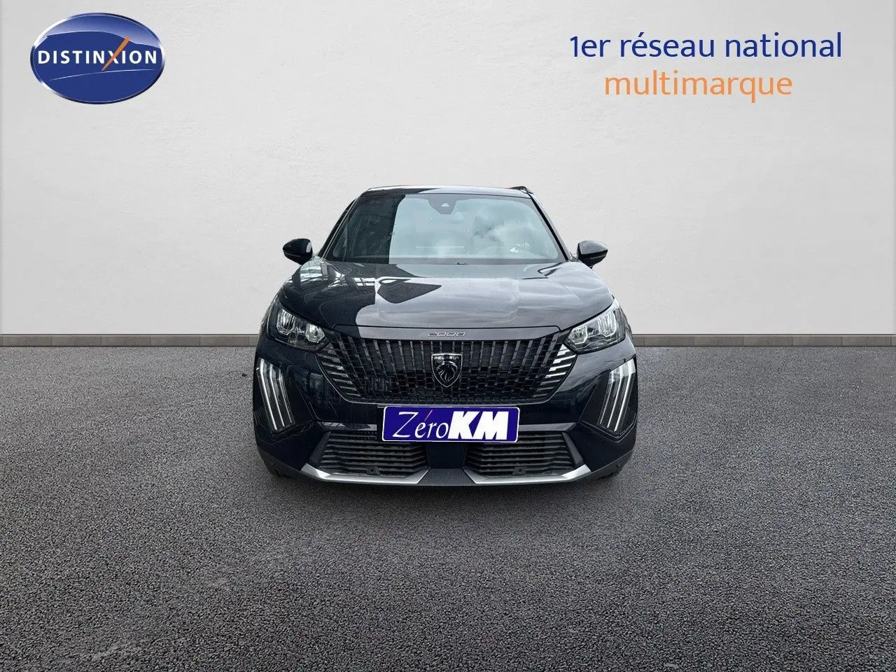 Peugeot 2008 Hybrid 136ch Allure noir métal vue de face avec calandre distinctive et feux LED verticaux.