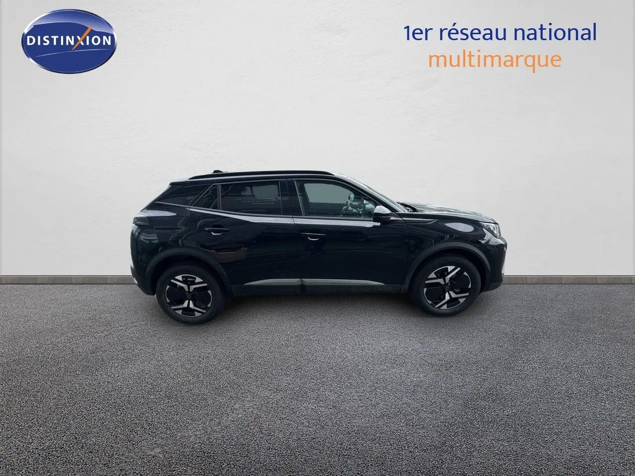 Peugeot 2008 Hybrid noir métal vue de profil côté gauche, soulignant ses jantes noires et design moderne.