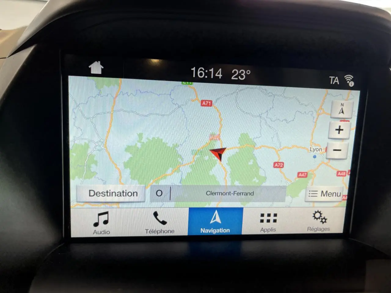 Écran tactile du système de navigation Ford SYNC 3 affichant une carte avec destination Clermont-Ferrand.
