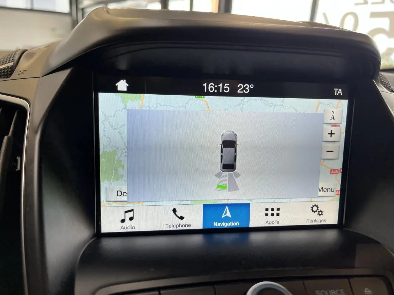 Écran tactile du système de navigation Ford SYNC 3 dans un Ford C-MAX blanc, affichant la vue de recul.