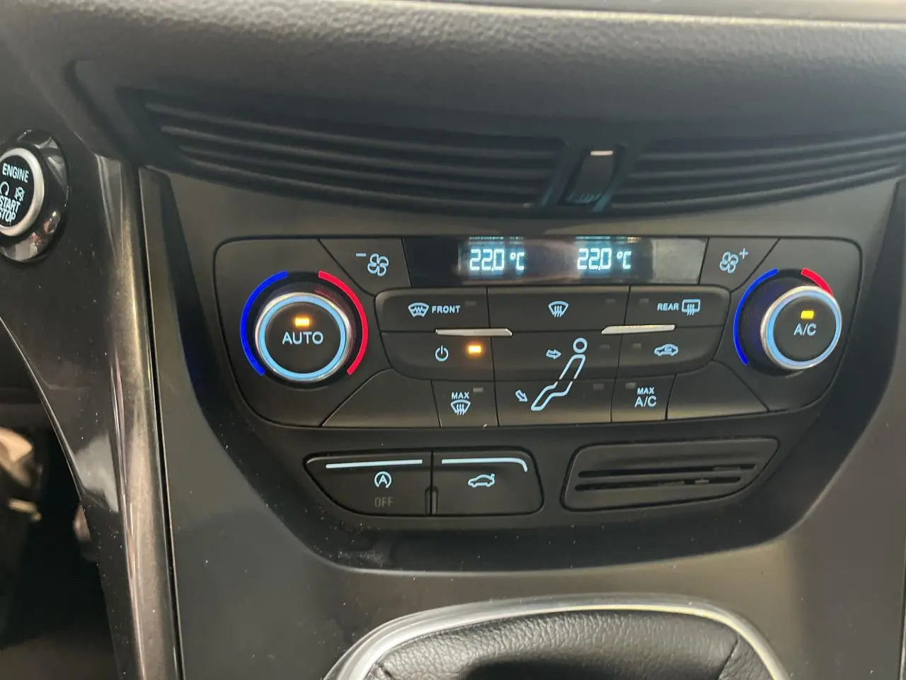 Tableau de bord du Ford C-MAX blanc 2018, vue centrée sur la console de climatisation bi-zone avec commandes tactiles.