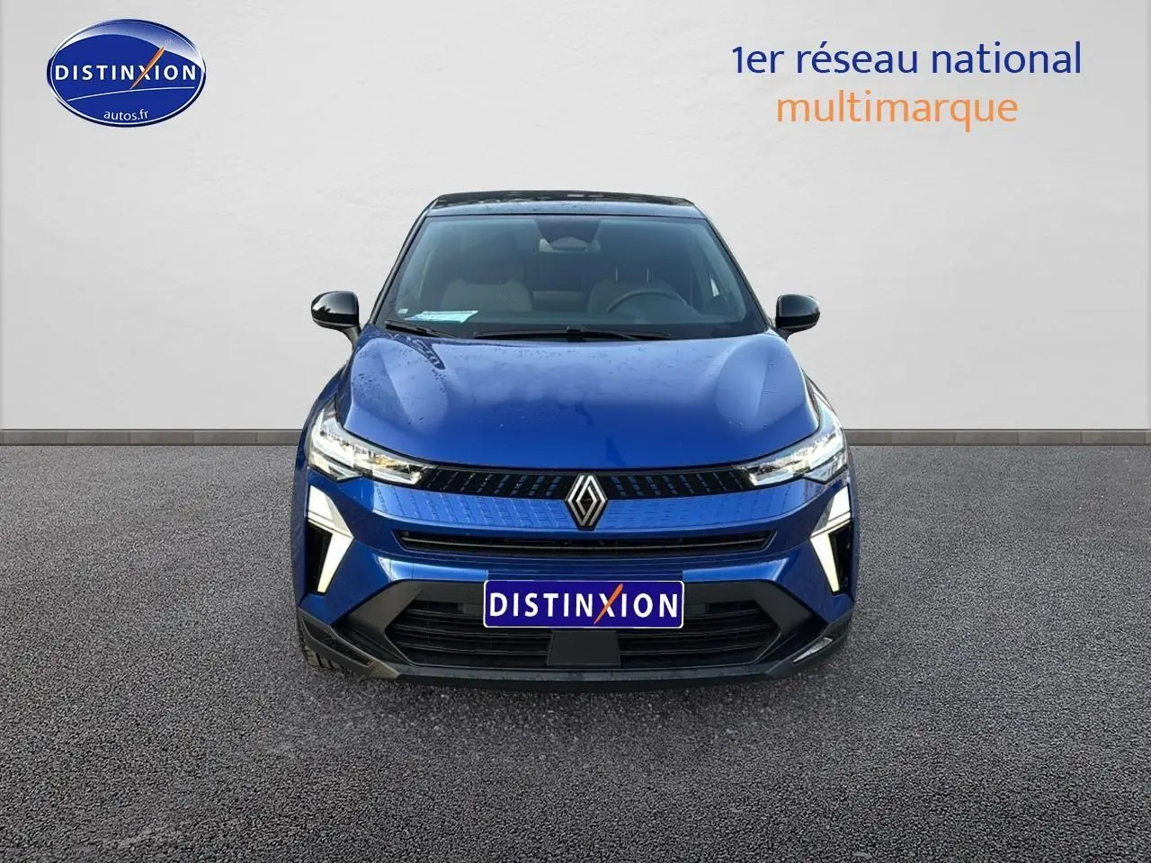 Vue frontale d'un Renault Captur 2026 bleu iron avec toit noir et éclairage LED distinctif.