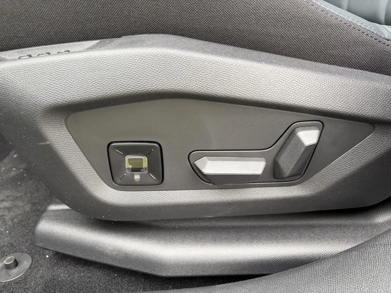 Gros plan sur les commandes de réglage électrique du siège avant noir d’un Citroën C5 Aircross hybride 2026.