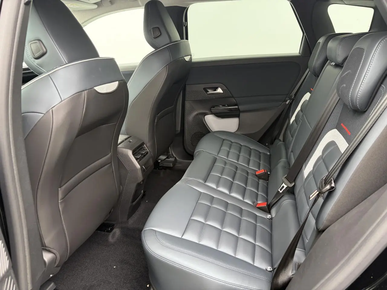 Vue latérale intérieure côté droit des sièges arrière en cuir bleu du Citroën C5 Aircross noir métal avec appuis-tête réglables.