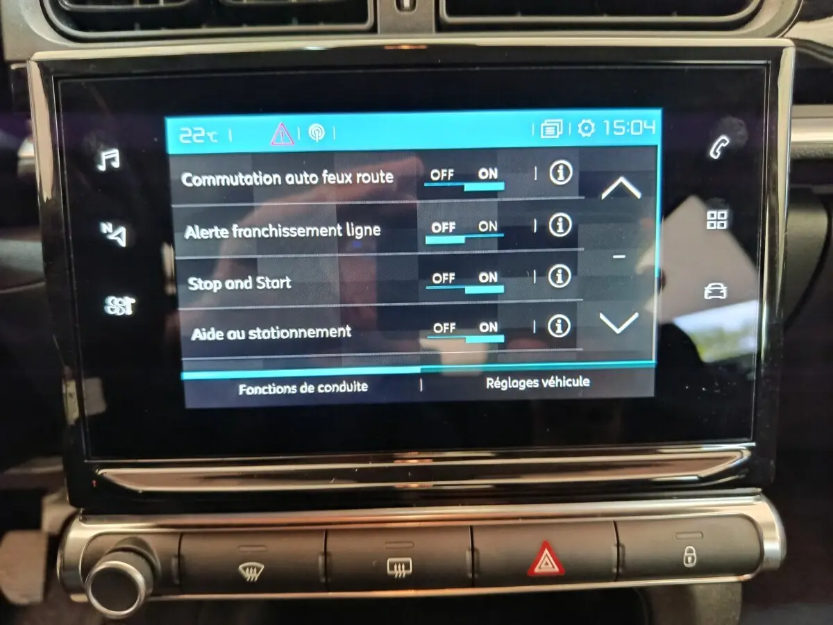 Écran tactile central de la Citroën C3 blanche de 2020 affichant les réglages d’aide à la conduite.