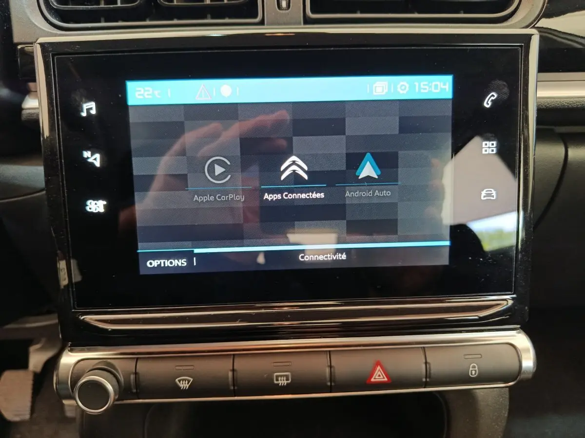 Écran tactile central de la Citroën C3 blanc 2020 affichant Apple CarPlay et Android Auto, vue rapprochée intérieure.
