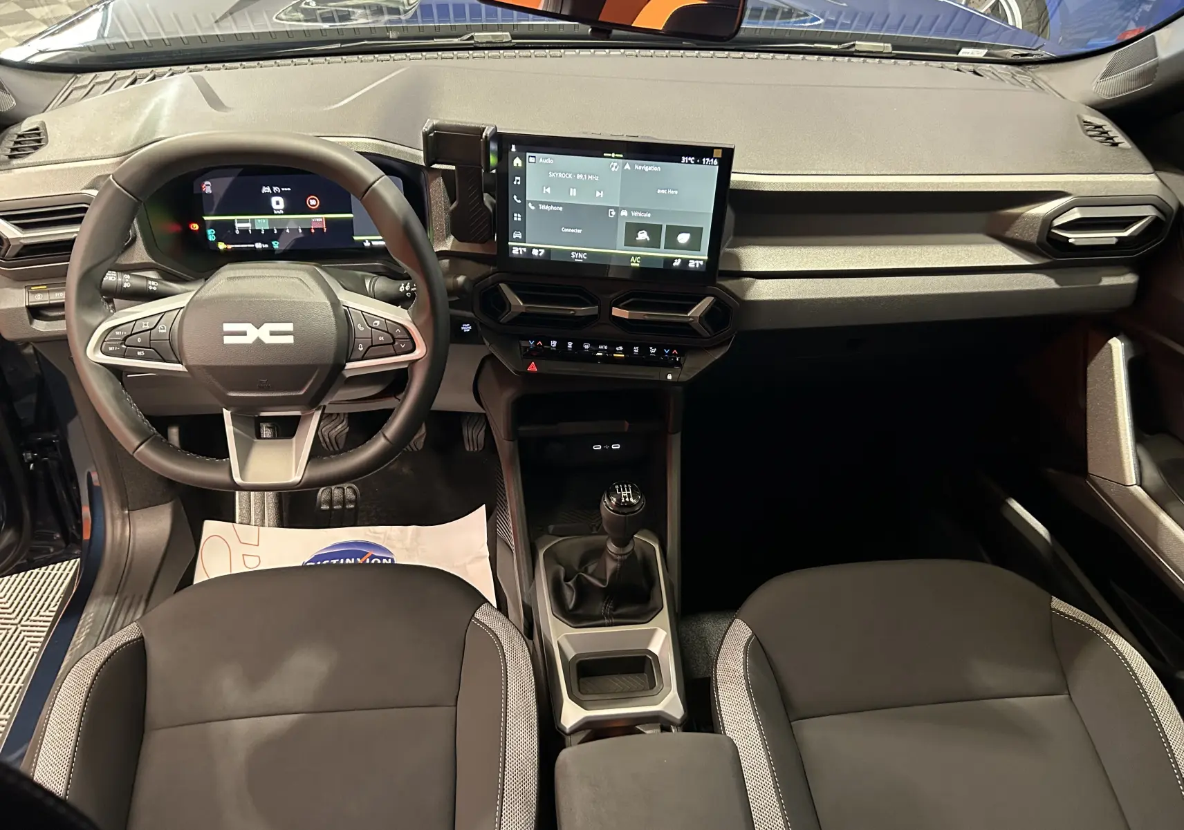 Vue intérieure du tableau de bord et volant du Dacia Bigster 2026, avec écran tactile central et boîte manuelle visible.