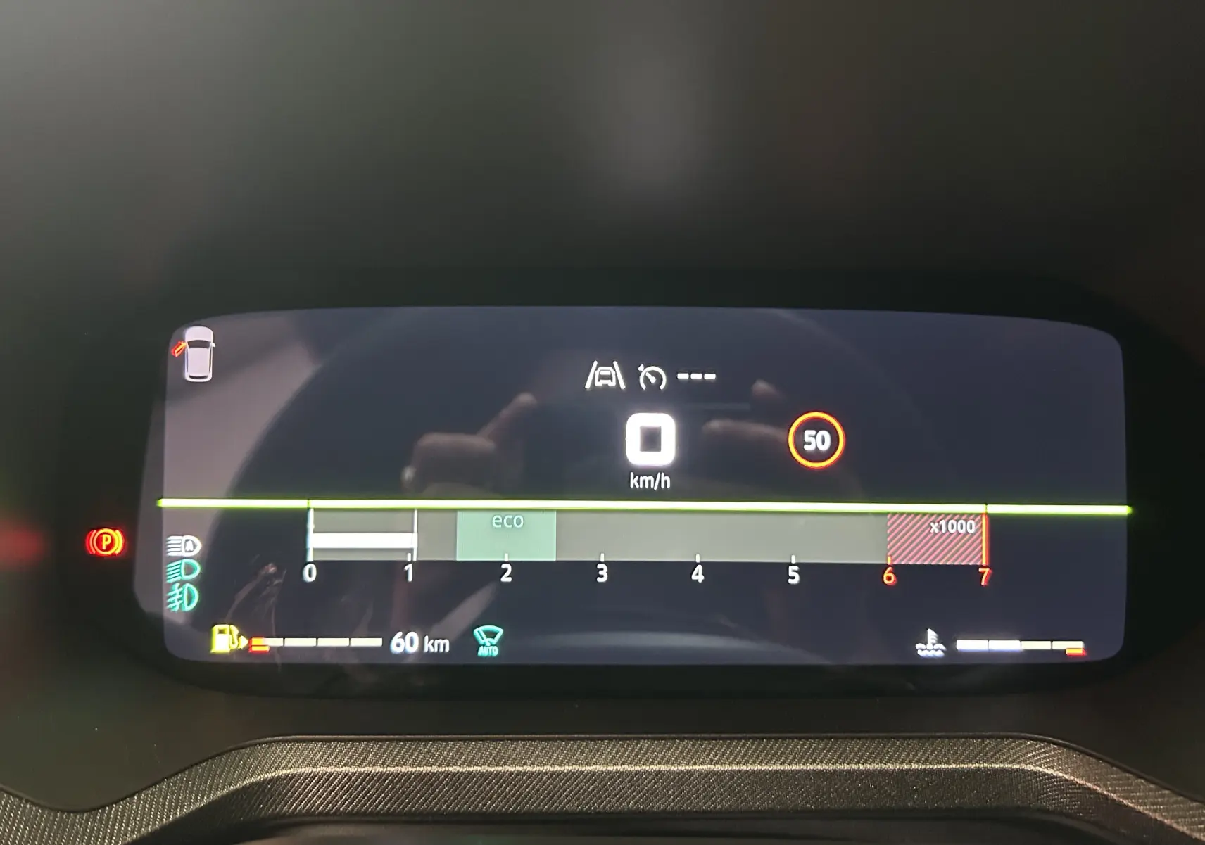Tableau de bord numérique du Dacia Bigster affichant la vitesse à 0 km/h et l'autonomie restante de 60 km.