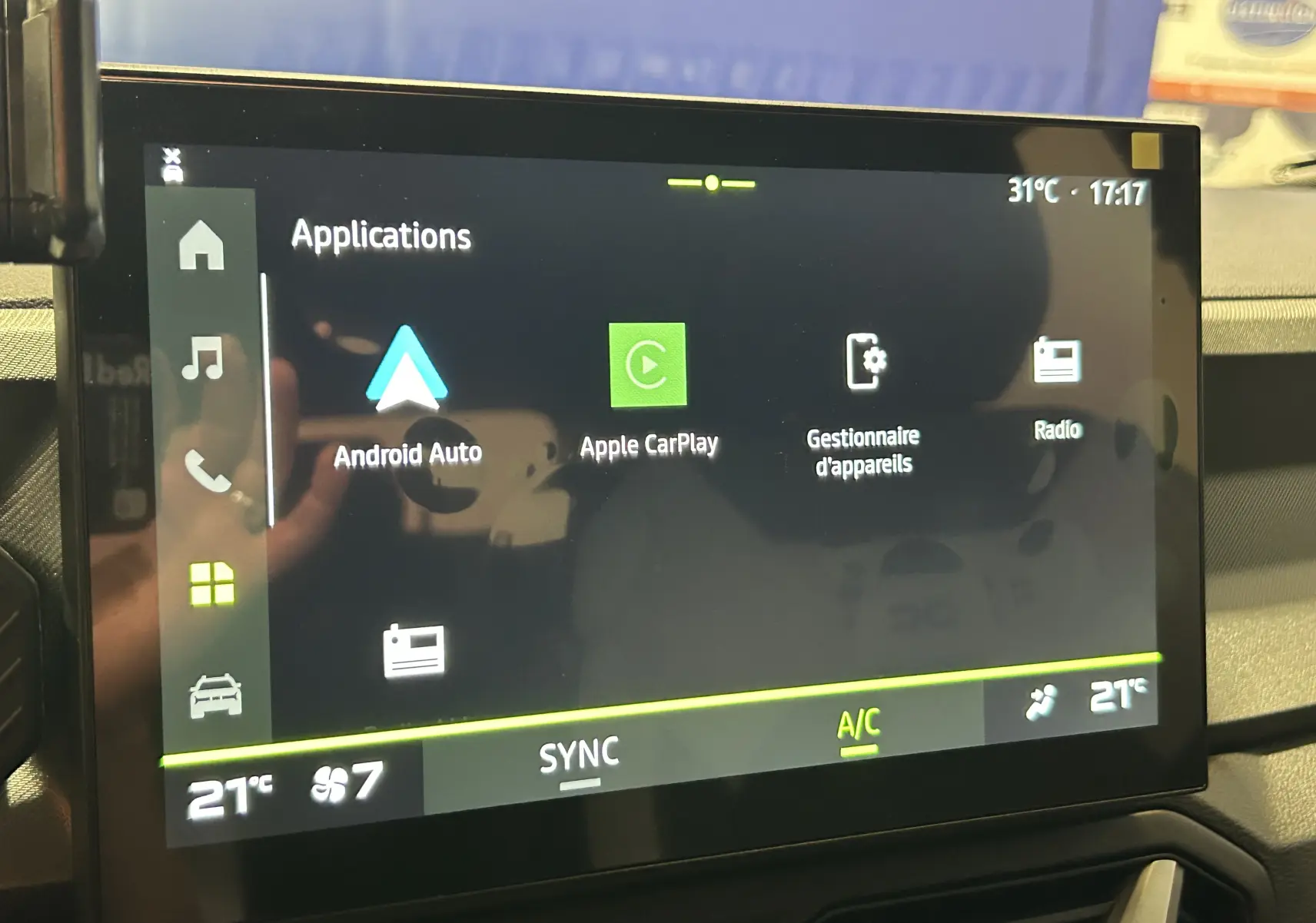 Écran tactile central du tableau de bord du Dacia Bigster 2026 affichant les applications Android Auto et Apple CarPlay.