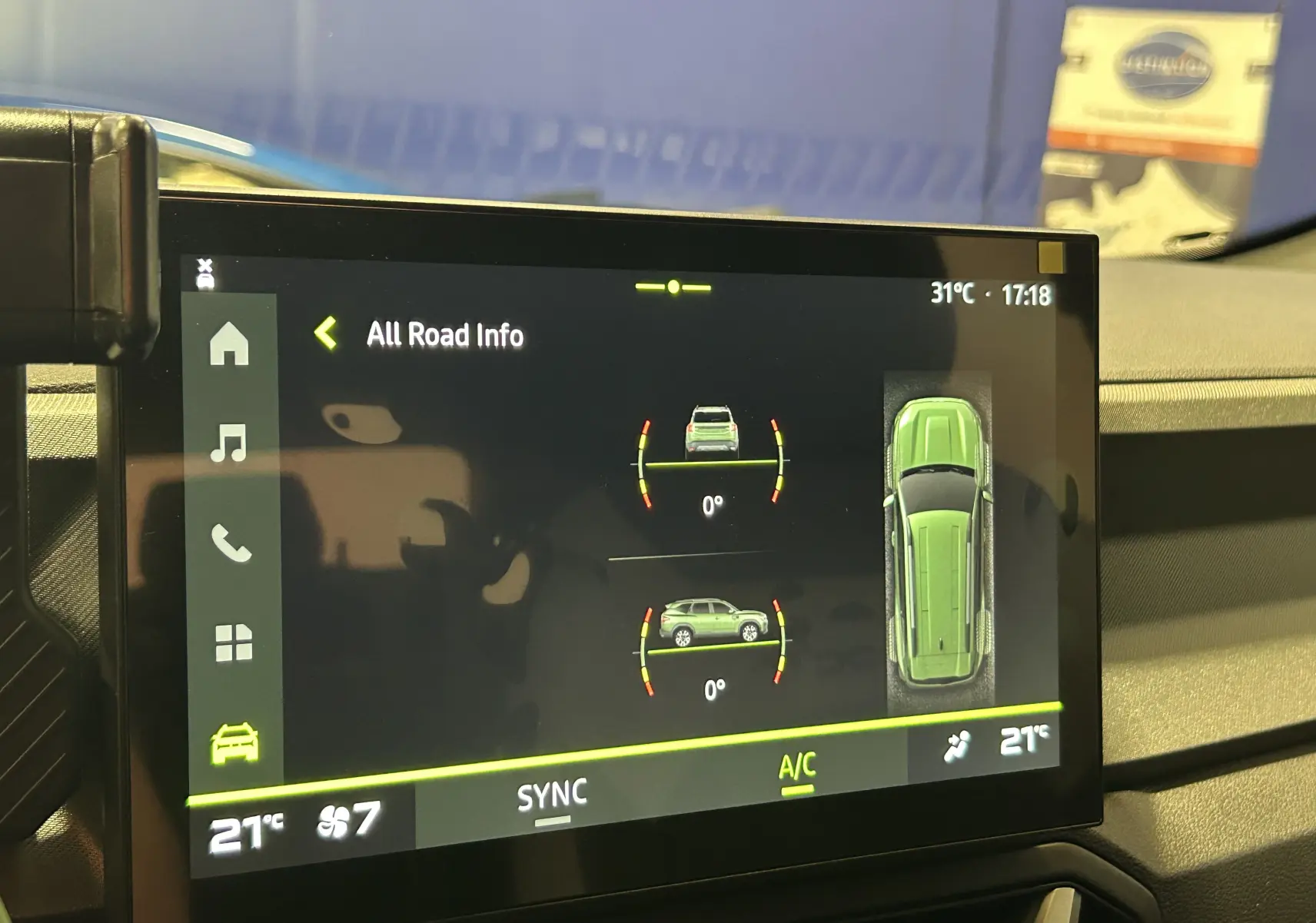 Écran tactile intérieur du Dacia Bigster bleu indigo montrant les informations de stabilité et l’angle du véhicule.
