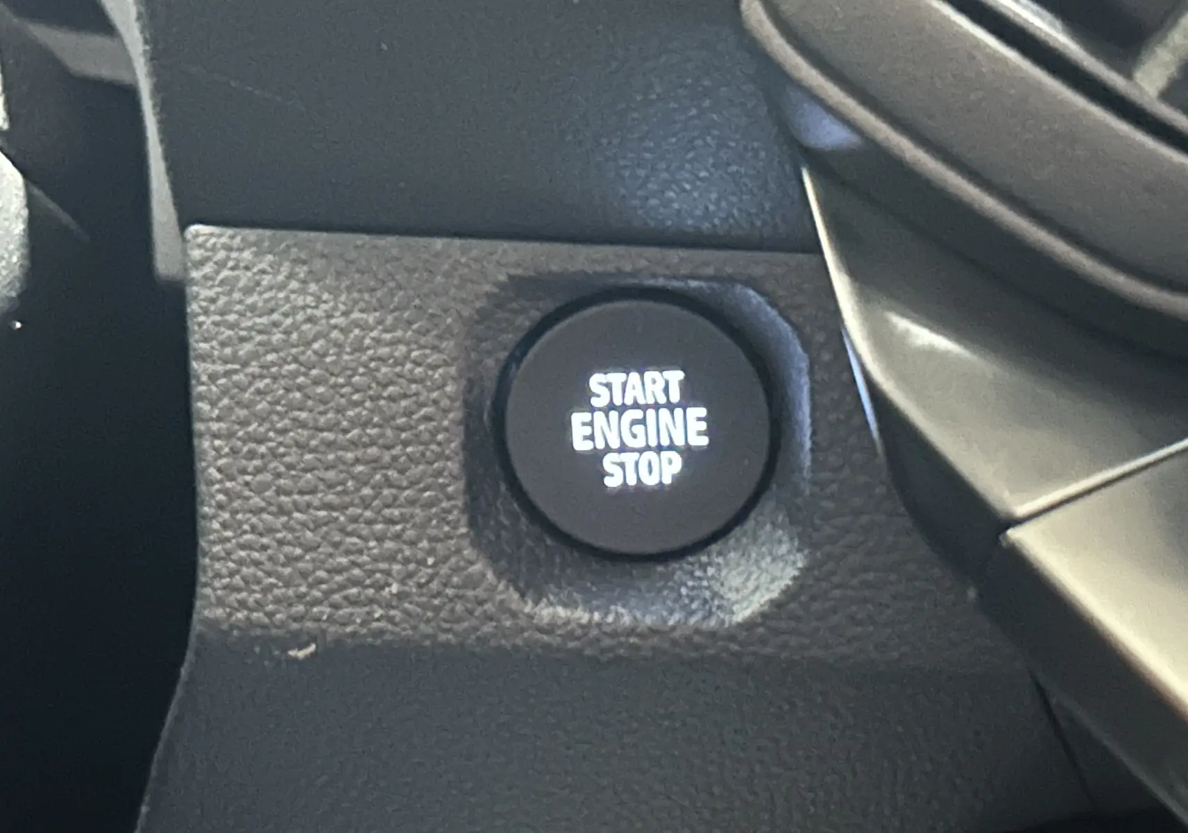 Bouton Start Engine Stop en gros plan sur le tableau de bord intérieur du Dacia Bigster, sans vue extérieure ni couleur visible.