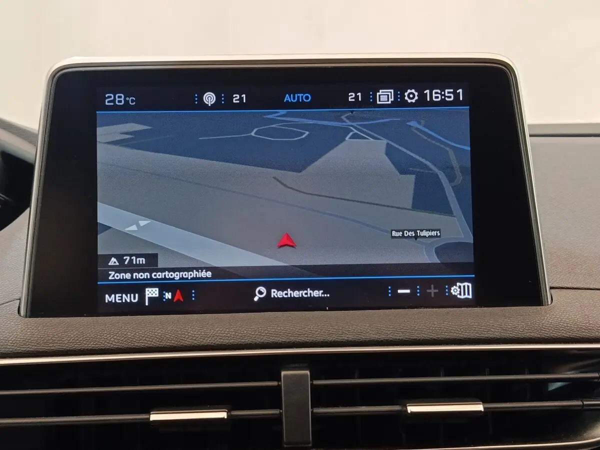 Écran tactile central du tableau de bord du Peugeot 5008 2020 affichant la navigation GPS en mode carte.