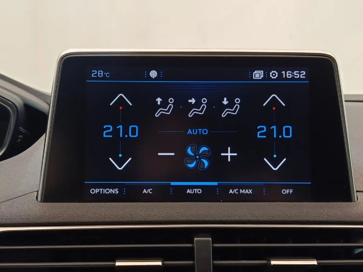 Écran tactile central du tableau de bord du Peugeot 5008 noir, affichant la climatisation automatique à 21°C.
