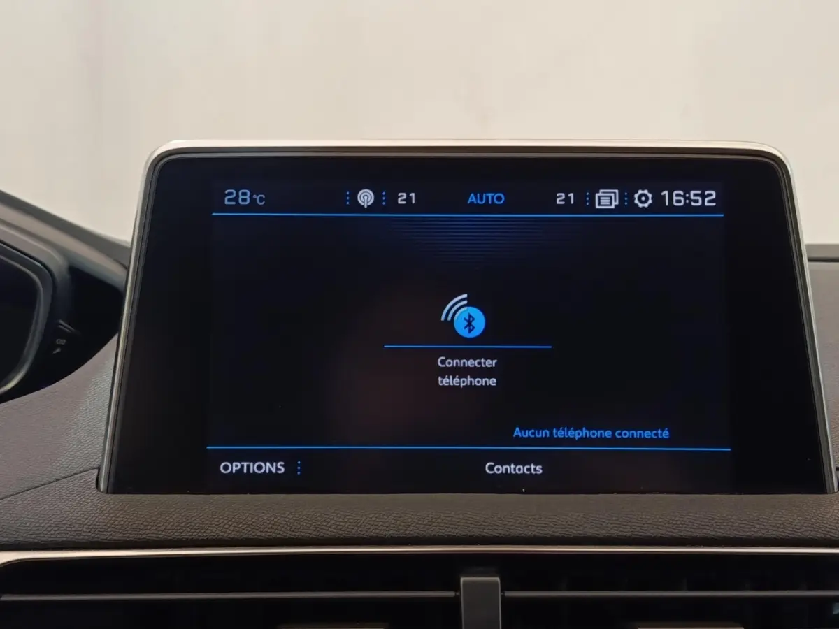 Écran tactile central du tableau de bord du Peugeot 5008 noir, affichant la connexion Bluetooth téléphone.