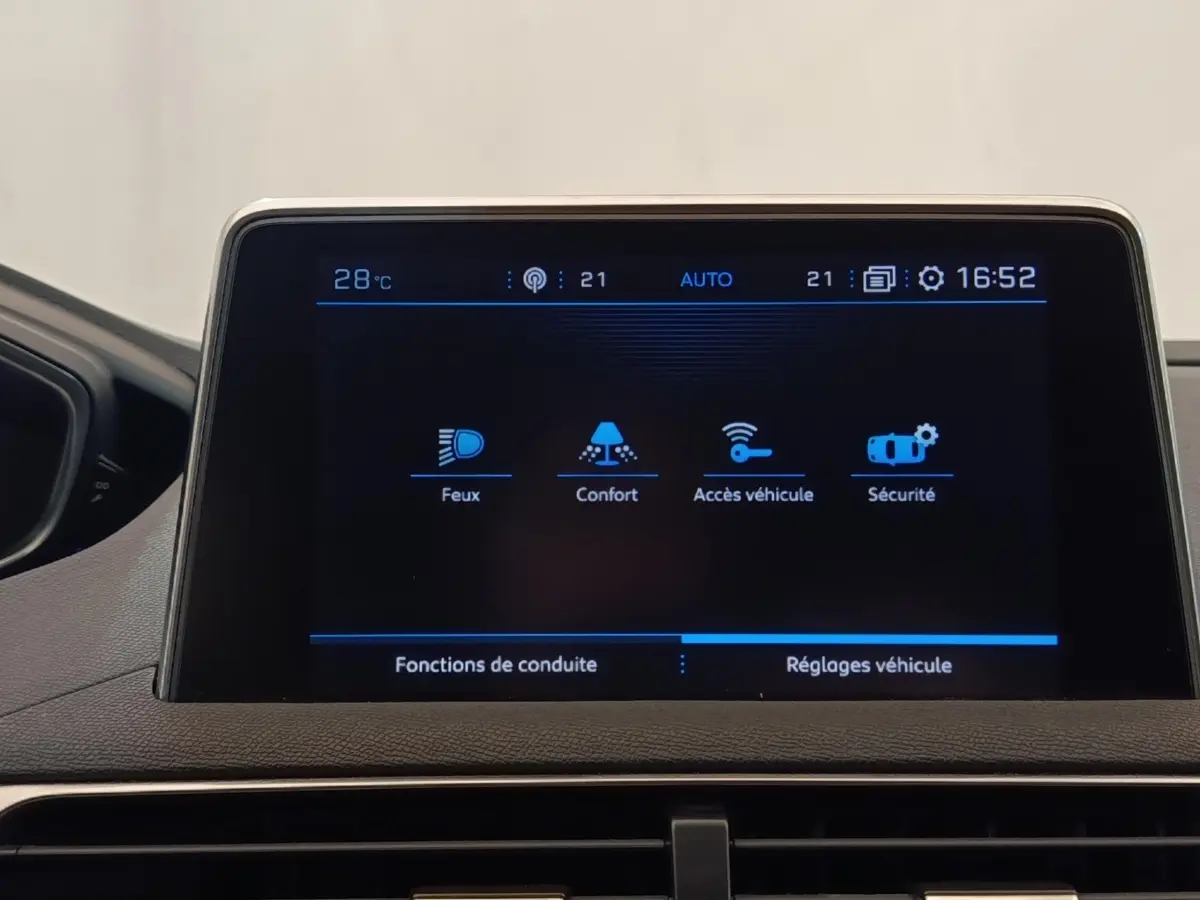 Écran tactile central du Peugeot 5008 2020 affichant les réglages Feux, Confort, Accès véhicule et Sécurité.
