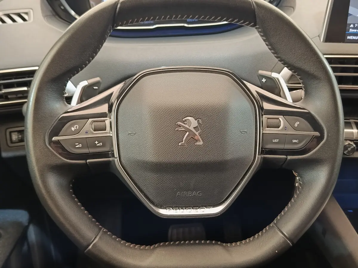 Vue rapprochée du volant cuir noir du Peugeot 5008 2020 avec commandes multifonctions intégrées.