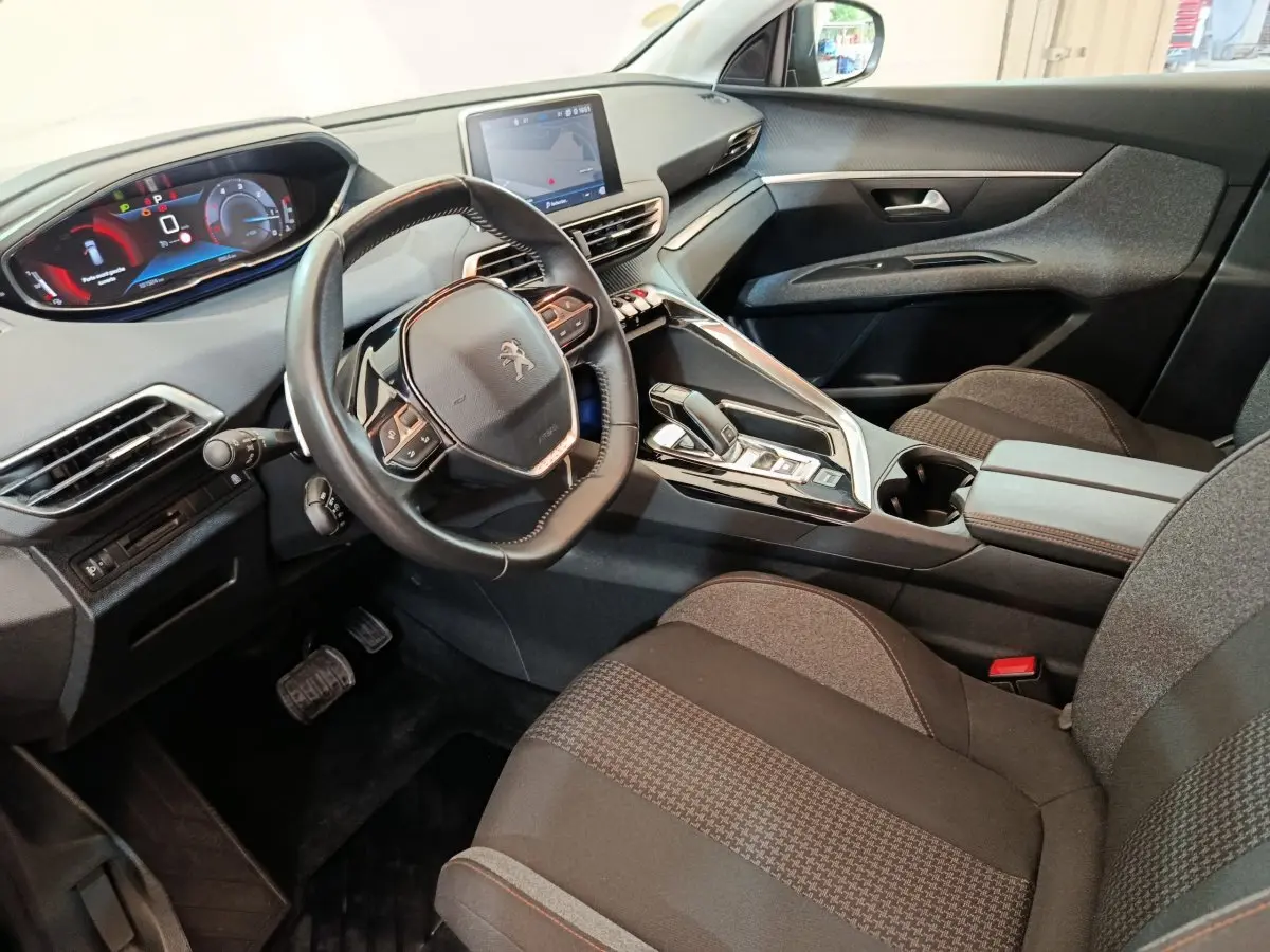 Vue intérieure côté conducteur du Peugeot 5008 2020 avec tableau de bord numérique et volant cuir noir.