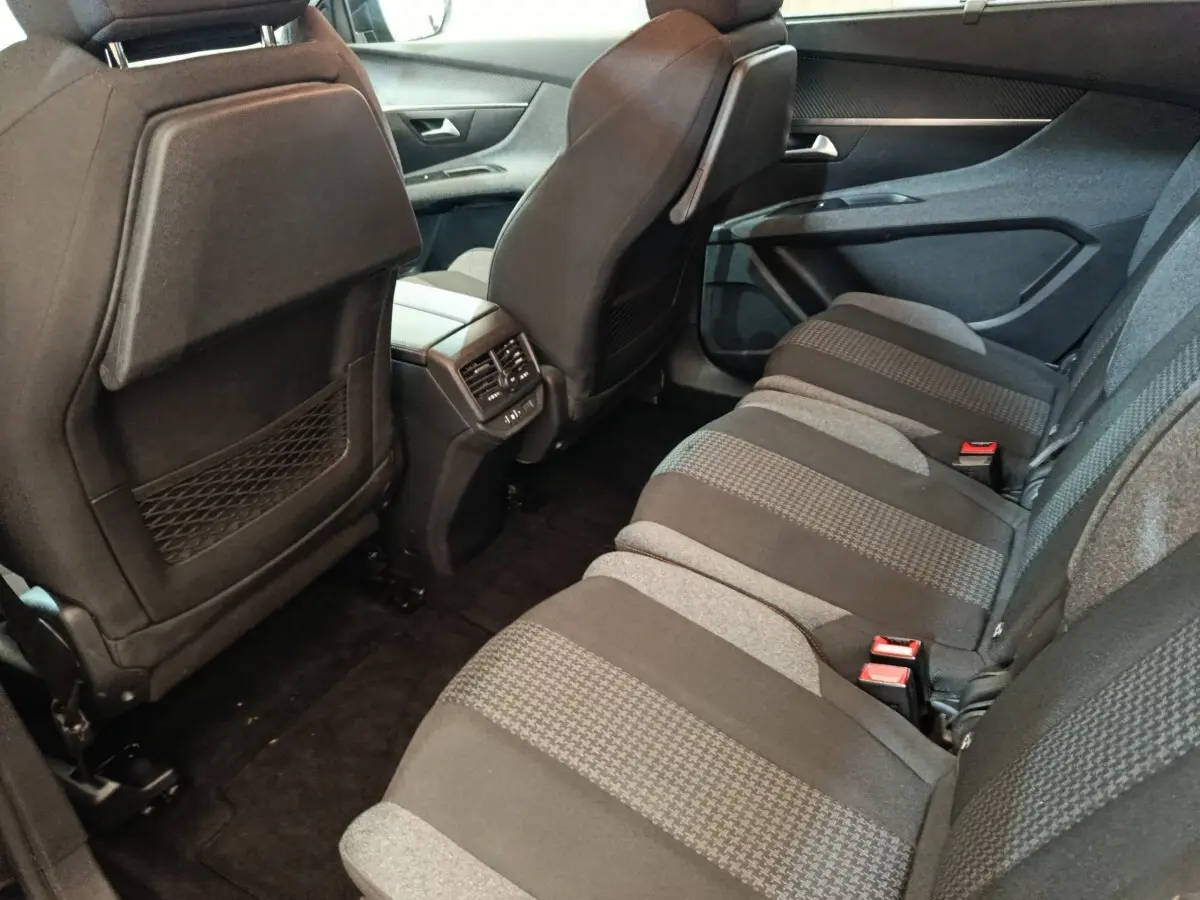 Vue intérieure côté droit des sièges arrière en tissu gris et noir du Peugeot 5008 2020, version Active Business.