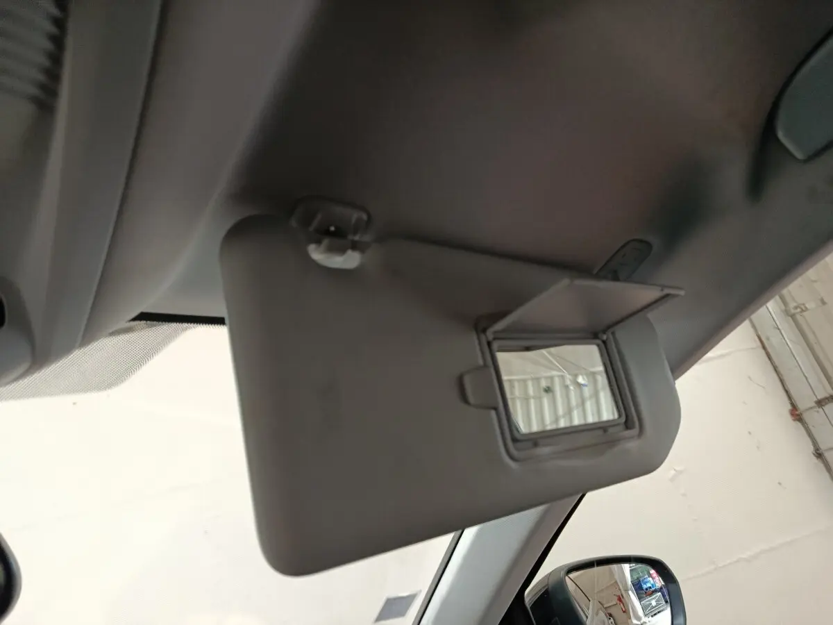Détail du pare-soleil côté conducteur avec miroir ouvert dans l’habitacle d’un Peugeot 5008 noir de 2020.