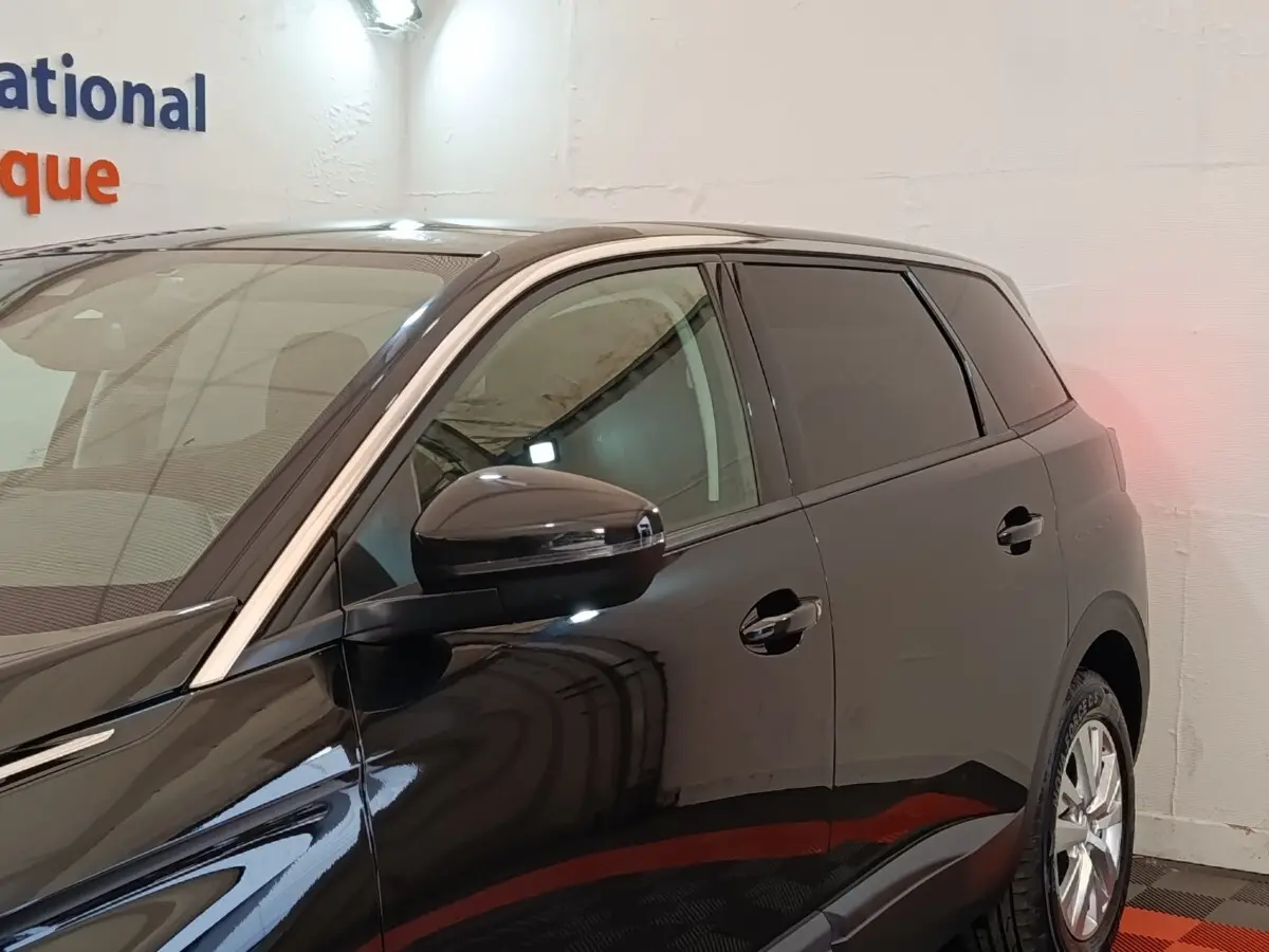 Vue de profil droit d’un Peugeot 5008 noir 2020 avec vitres teintées et jantes alliage visibles.