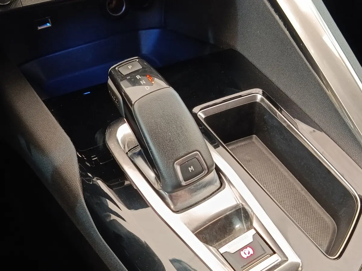 Gros plan sur la commande de boîte automatique noire et chrome du Peugeot 5008 2020, avec rangement latéral visible.