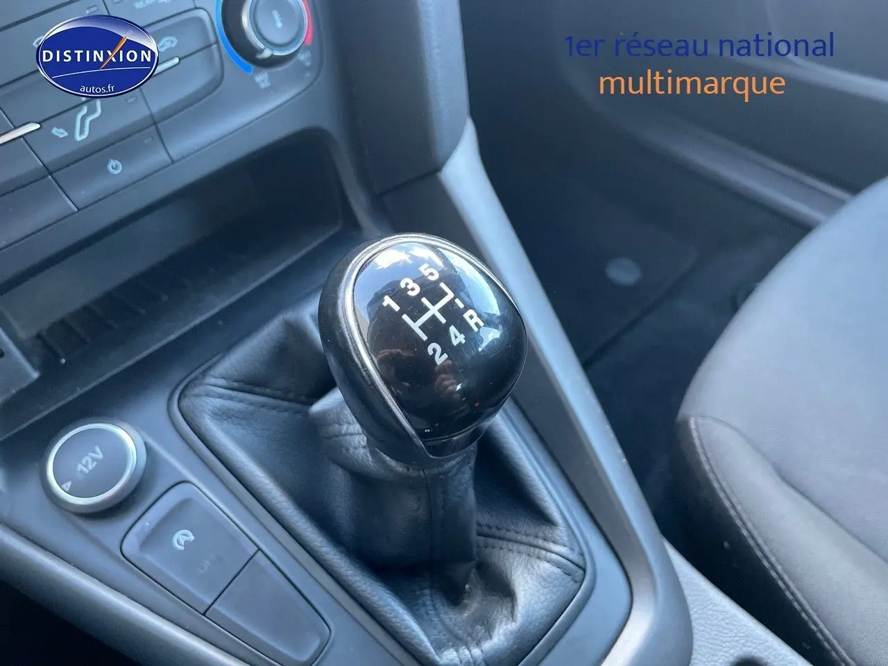 Le levier de vitesses manuel de la Ford Focus SW 2018 en gros plan, avec console centrale et siège passager visible.