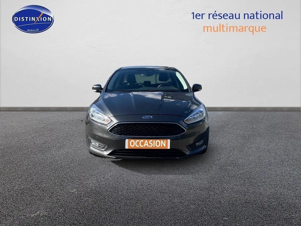 Vue avant d'une Ford Focus SW gris magnetic metal 2018 avec plaque "OCCASION" sur un fond neutre.
