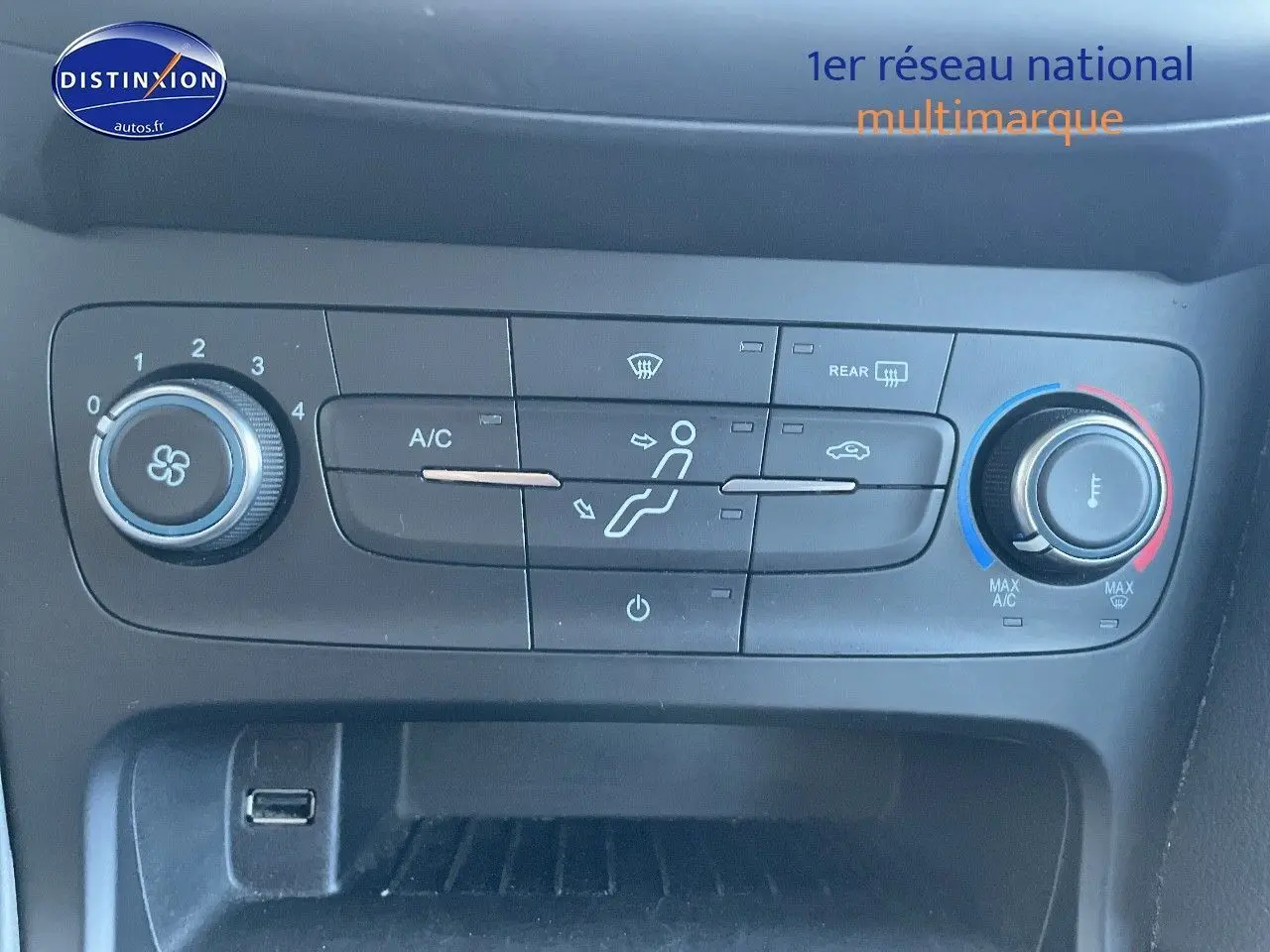 Gros plan sur la commande de climatisation de la Ford Focus SW 2018, avec réglages de ventilation et température.