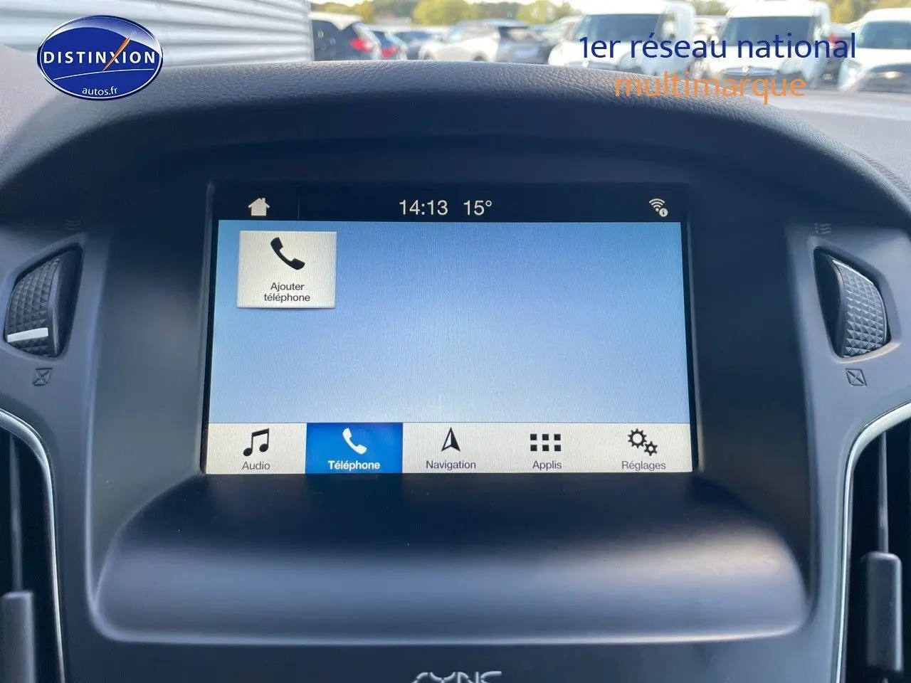 Écran tactile central de la Ford Focus SW gris magnetic, affichant le menu téléphone en intérieur.