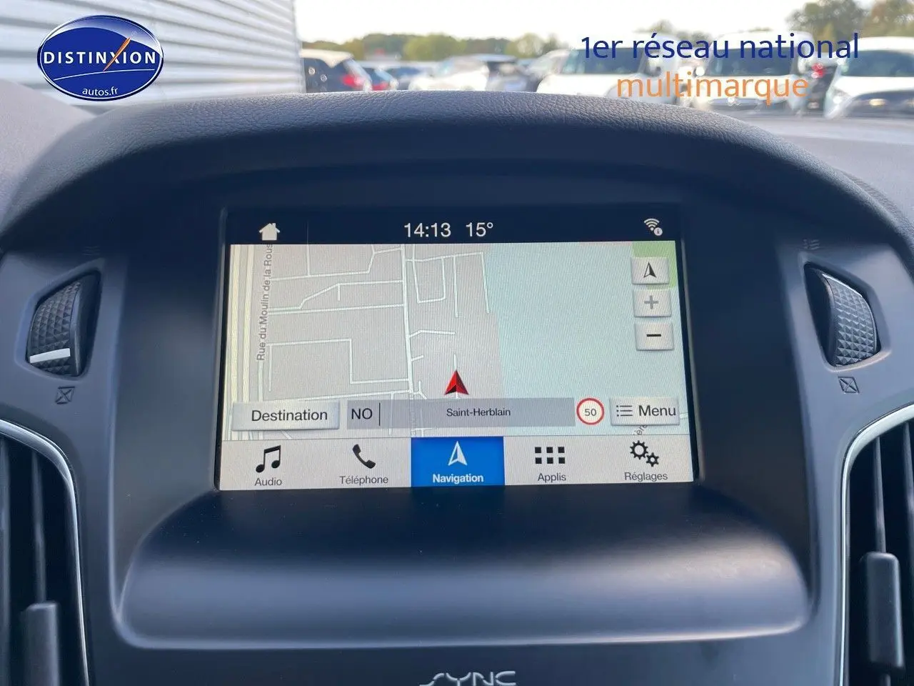 Écran tactile du système de navigation Ford SYNC dans une Ford Focus SW gris magnetic, vue frontale intérieure.