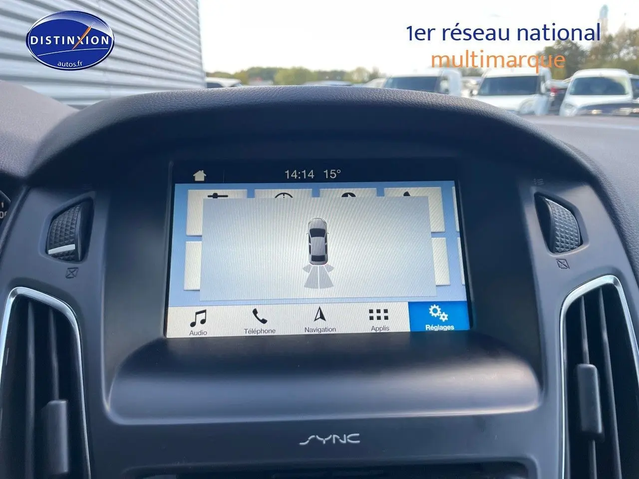Écran tactile central du Ford Focus SW 2018 affichant la navigation et les réglages, entouré de grilles d'aération noires.