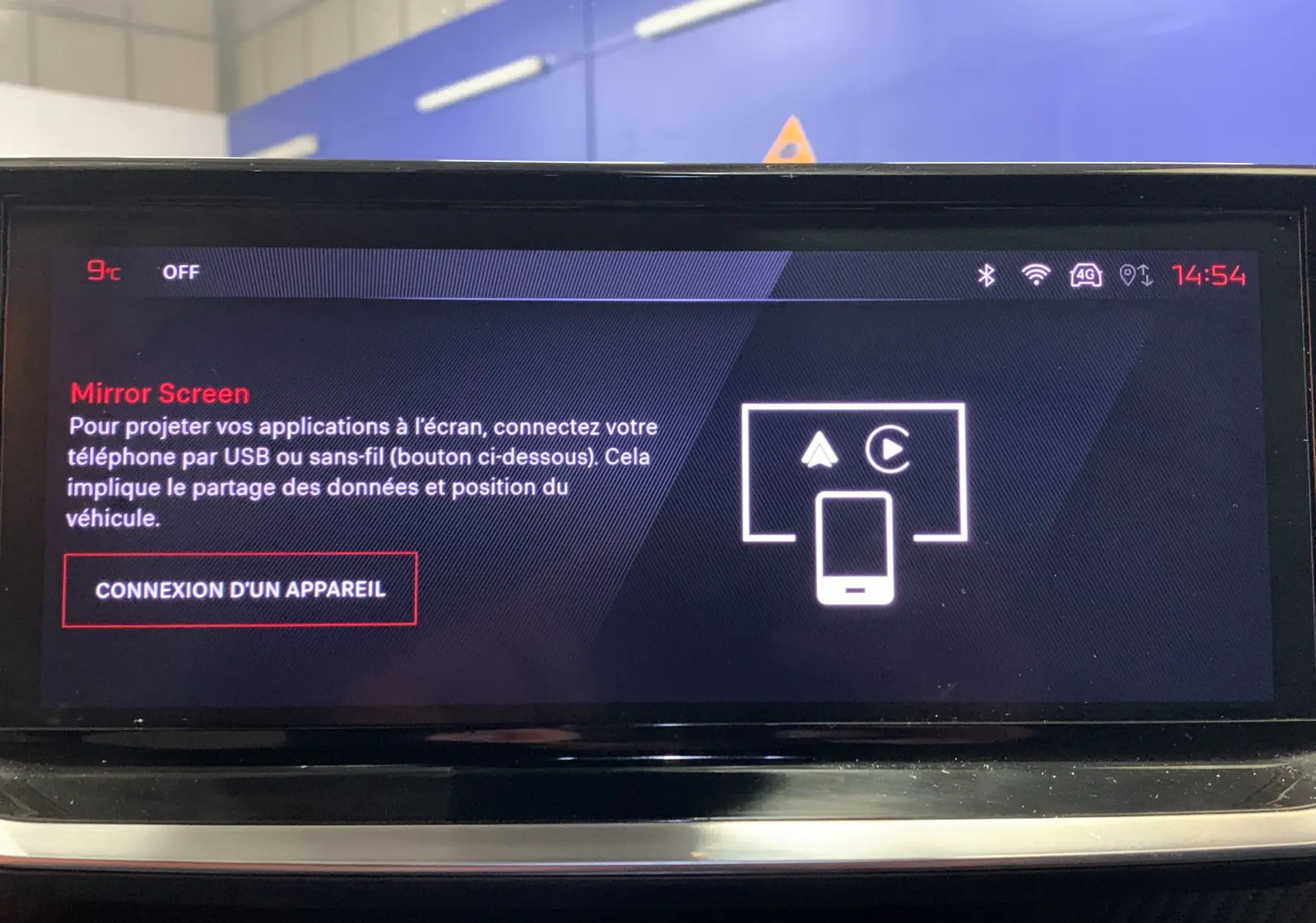Écran tactile central du Peugeot 2008 gris 2023 affichant l'interface Mirror Screen avec instructions de connexion USB ou sans fil.