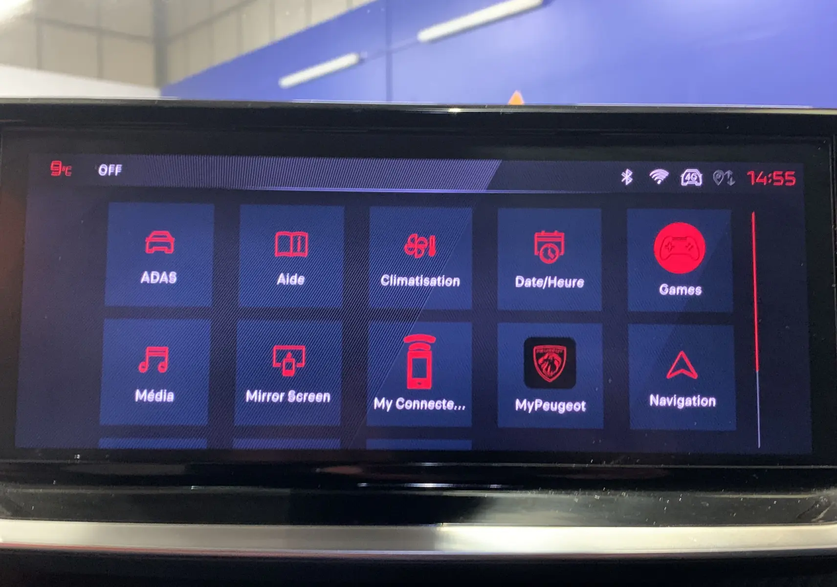Écran tactile central du Peugeot 2008 2023 affichant les menus ADAS, climatisation, navigation et multimédia en rouge sur fond noir.