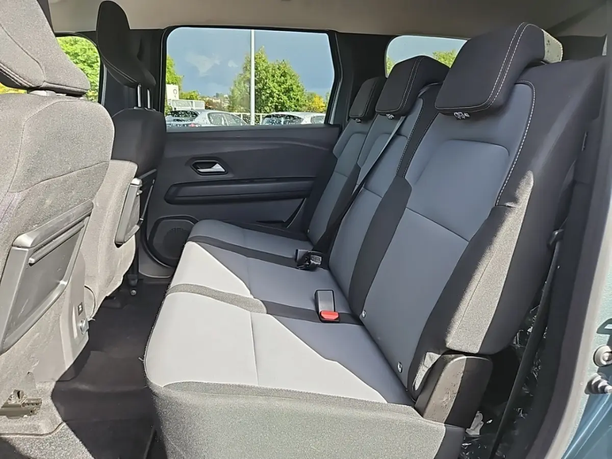 Banquette arrière grise et noire vue de côté gauche dans un Dacia Jogger Extreme Hybrid 2024 vert.