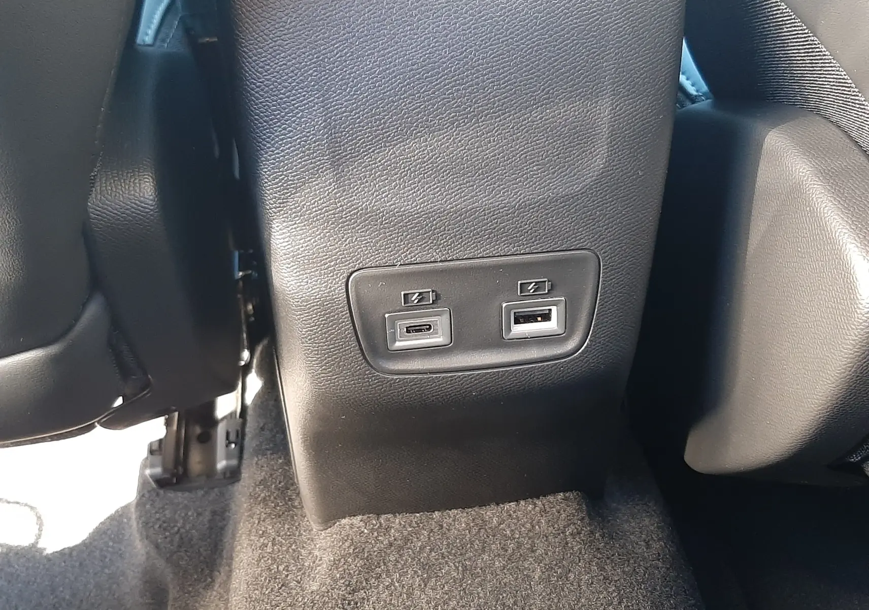Prise USB-C et USB-A pour recharge à l'arrière des sièges dans l'habitacle noir du Peugeot 2008 Gris Selenium 2025.