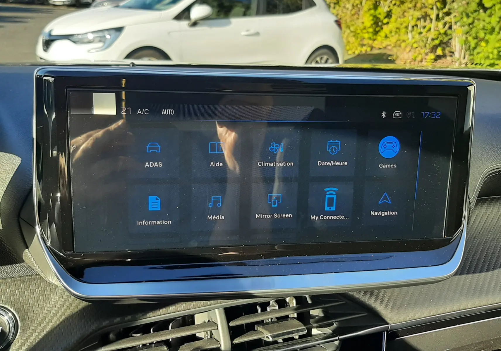 Écran tactile central du tableau de bord du Peugeot 2008 1.2 Hybrid 145ch GT, affichant les options connectées.