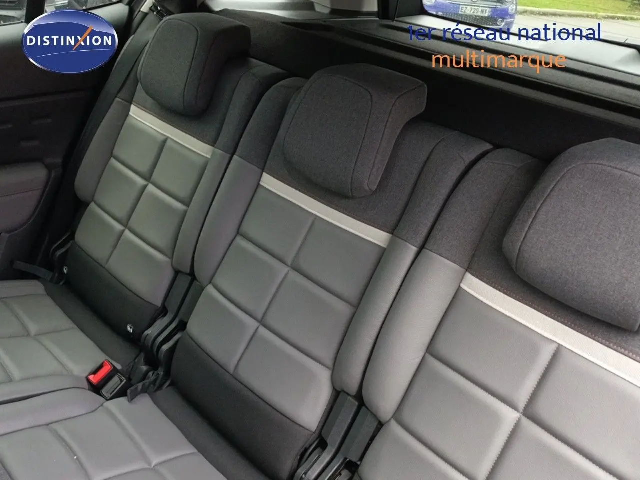 Vue intérieure des sièges arrière gris clair et tissu foncé du Citroën C5 Aircross hybride rechargeable 2022.