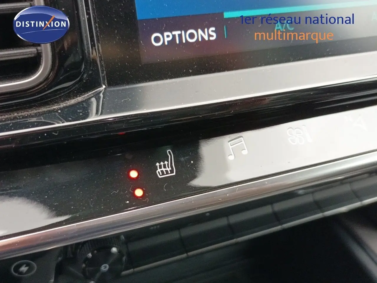 Détail du tableau de bord du Citroën C5 Aircross hybride rechargeable 2022, montrant les commandes de siège chauffant.