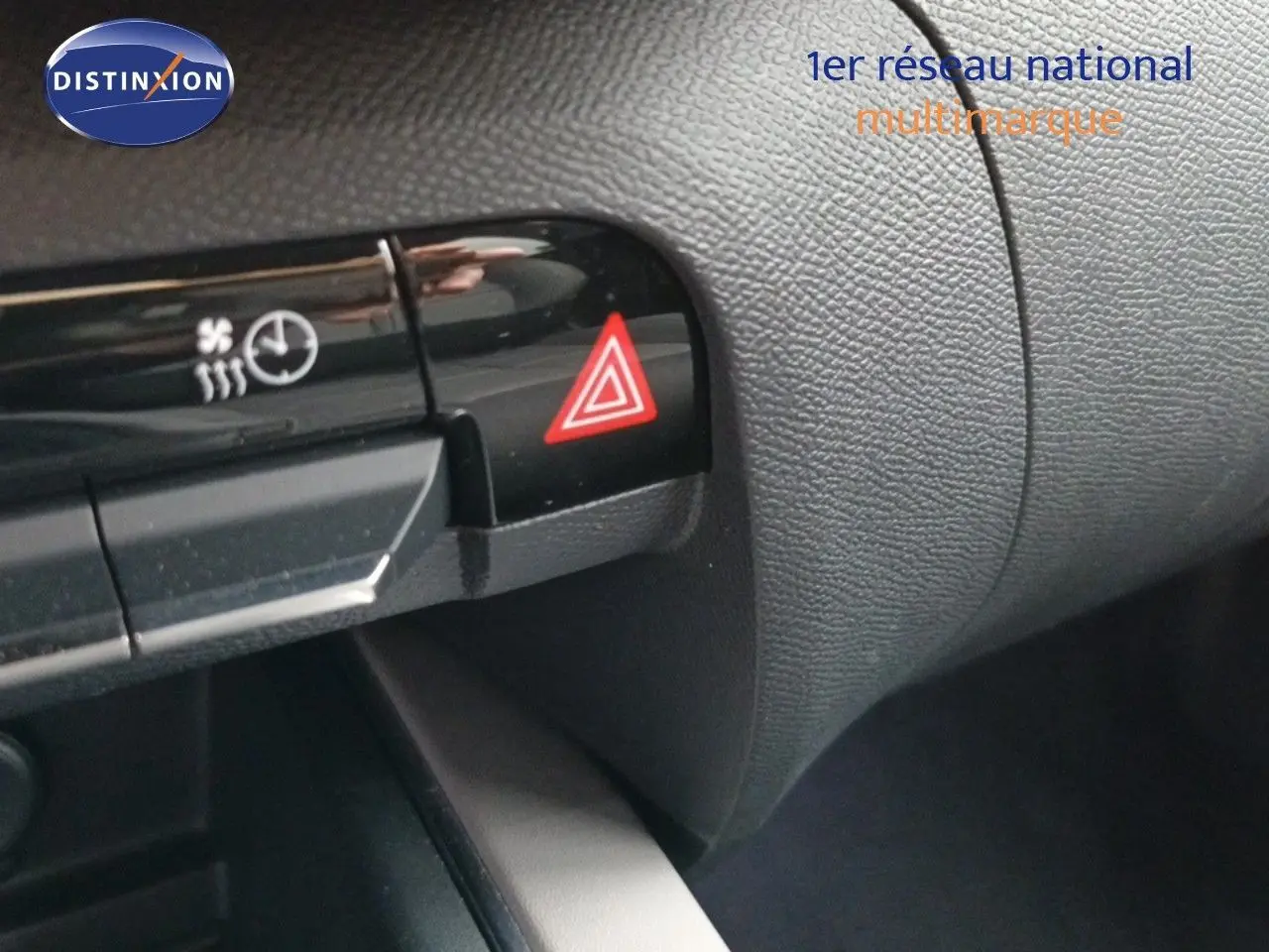 Détail intérieur du tableau de bord du Citroën C5 Aircross hybride rechargeable 2022, avec bouton de warning rouge visible.