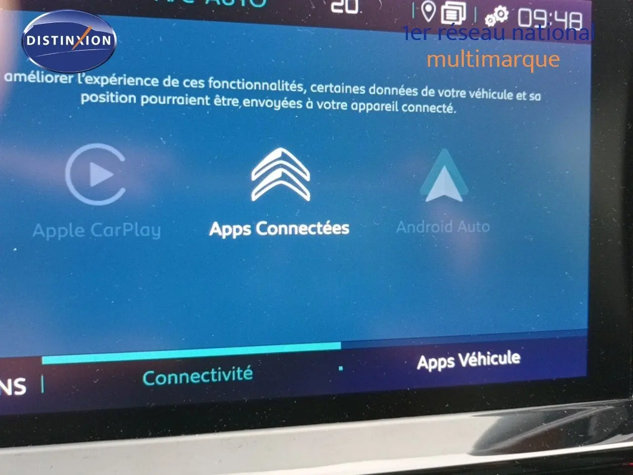 Écran tactile du système multimédia du Citroën C5 Aircross hybride rechargeable gris platinium, vue rapprochée.
