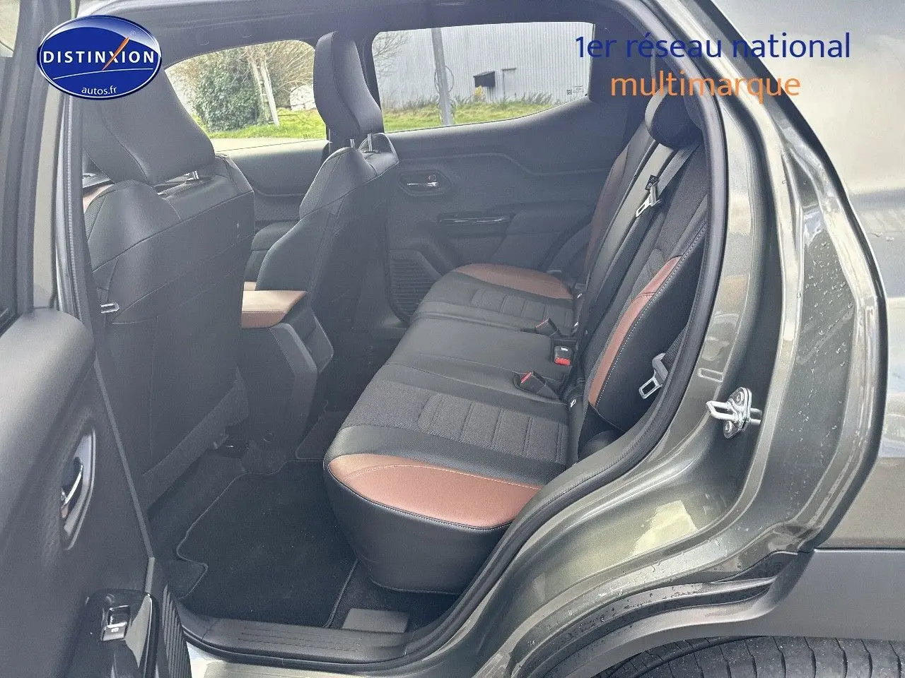 Vue côté droit arrière du Suzuki Vitara 2026 vert Land Breeze avec intérieur noir et marron, banquette arrière visible.