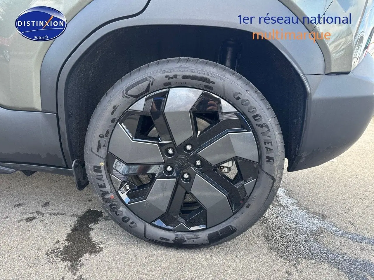 Gros plan sur la roue arrière droite du Suzuki Vitara 2026 vert Land Breeze avec jante alu noire au design géométrique.