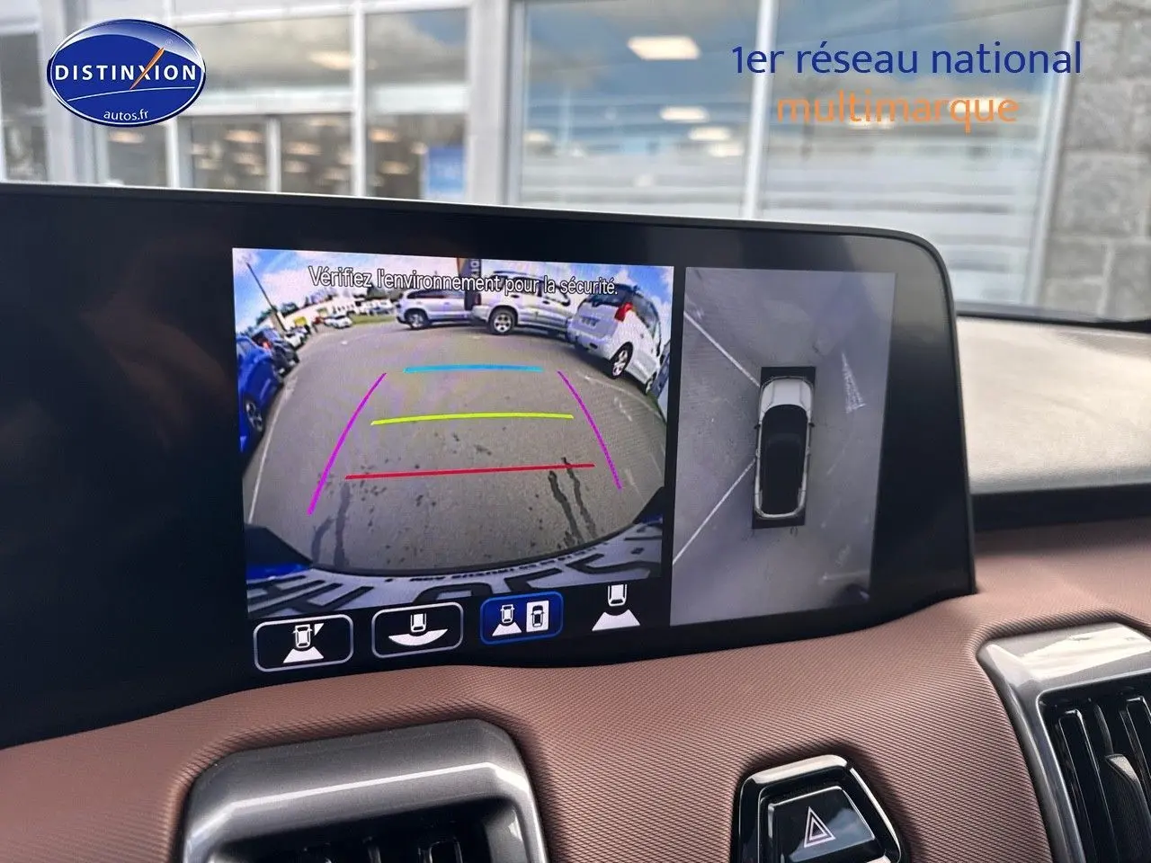 Écran tactile intérieur montrant la caméra de recul et vue panoramique 360° du Suzuki Vitara vert et noir.