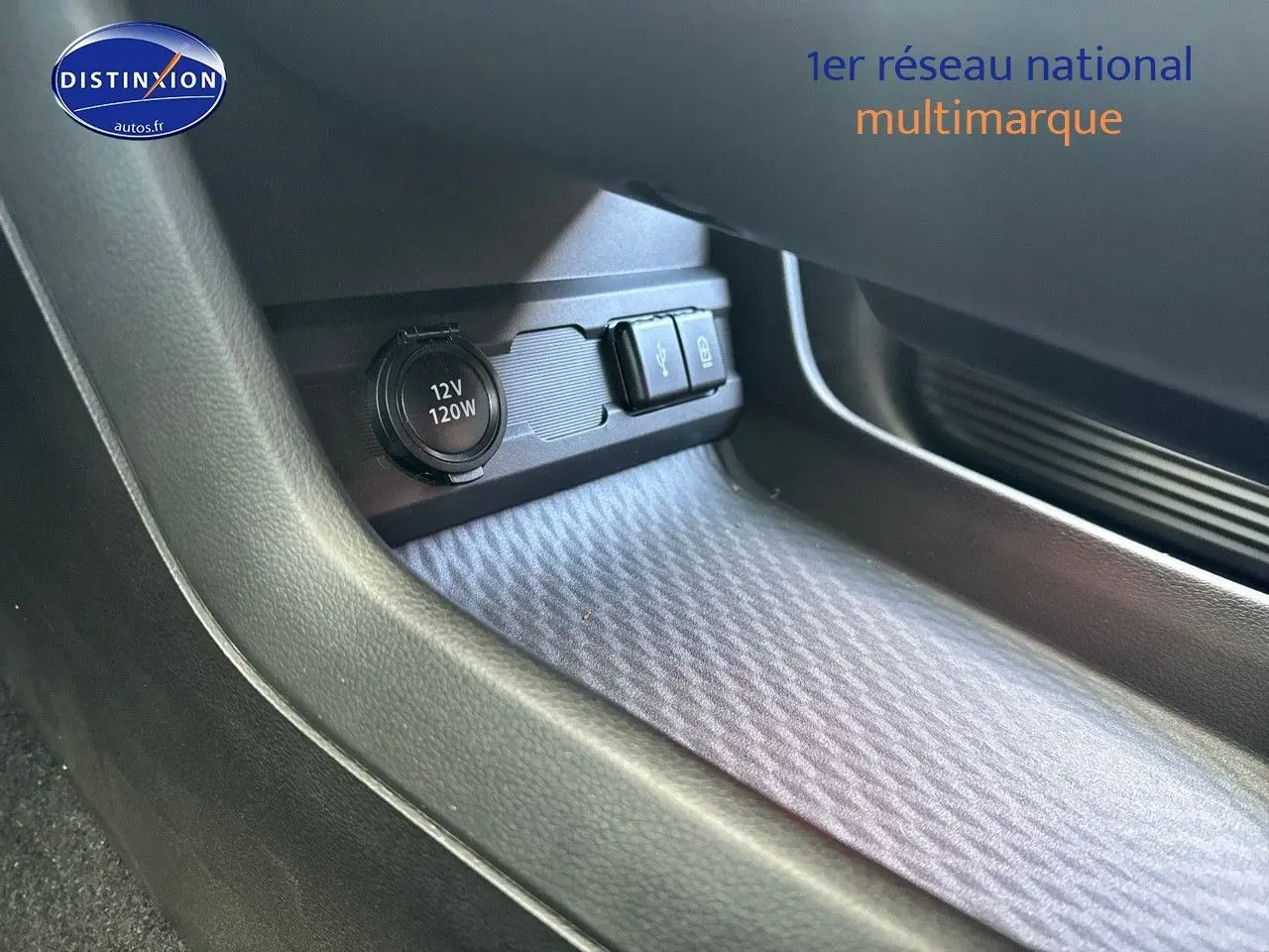 Prise 12V et ports USB dans l'accoudoir central avant du Suzuki Vitara 2026 Style vert Land Breeze.